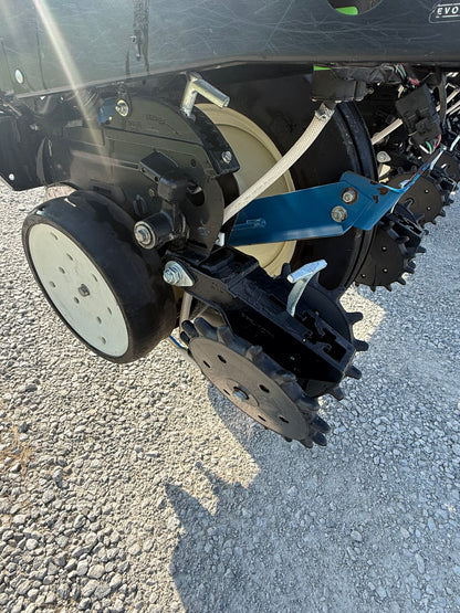 Kinze 3200 Wing Fold 12 Row Planter