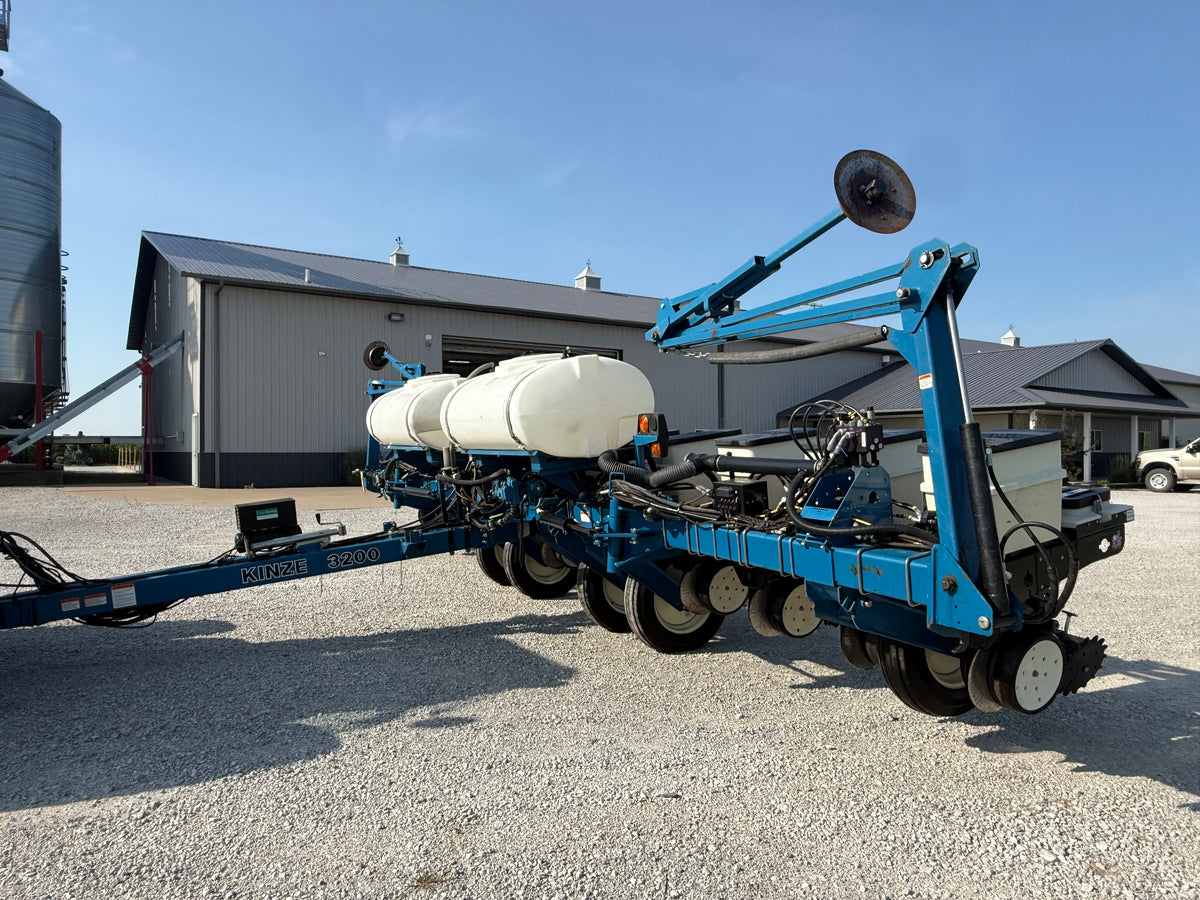 Kinze 3200 Wing Fold 12 Row Planter