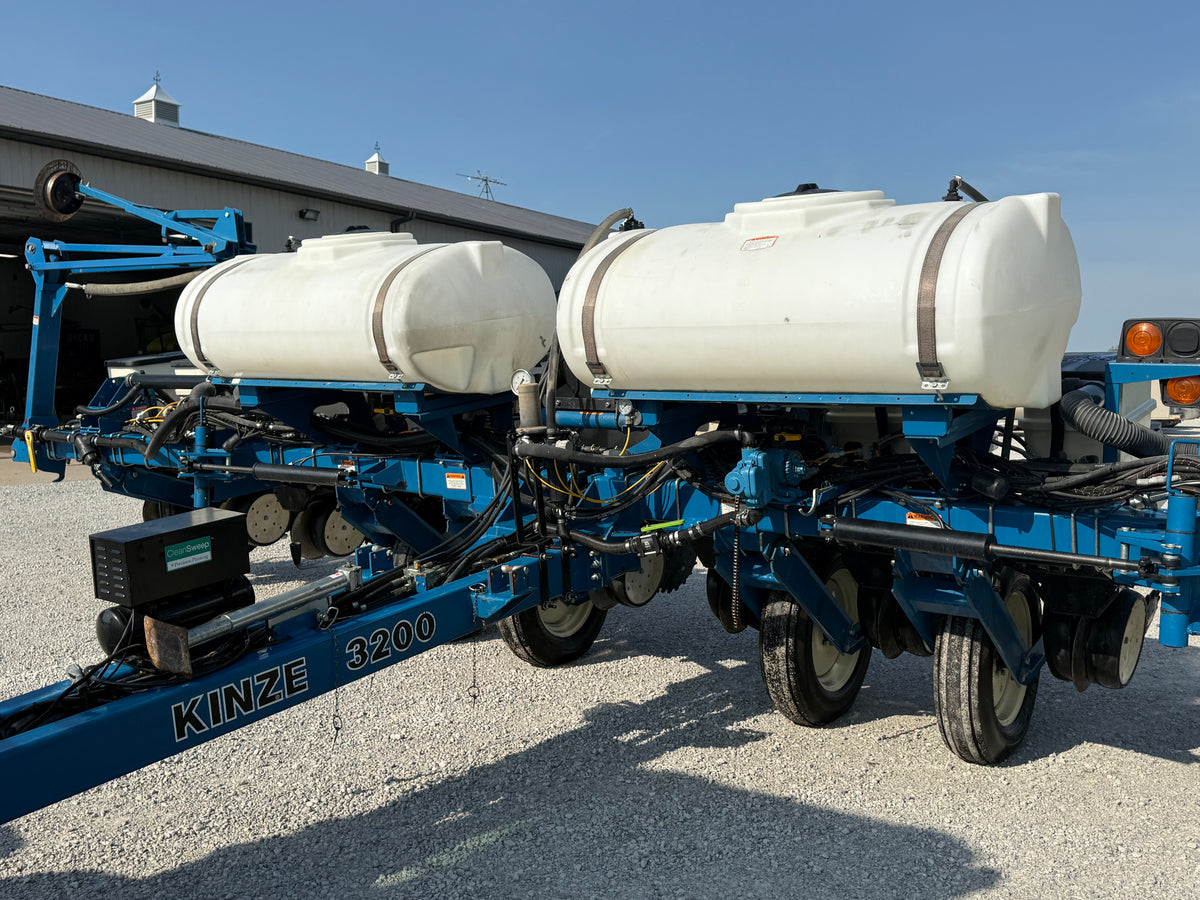 Kinze 3200 Wing Fold 12 Row Planter