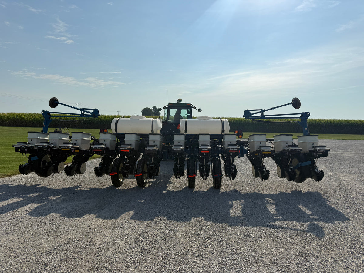 Kinze 3200 Wing Fold 12 Row Planter