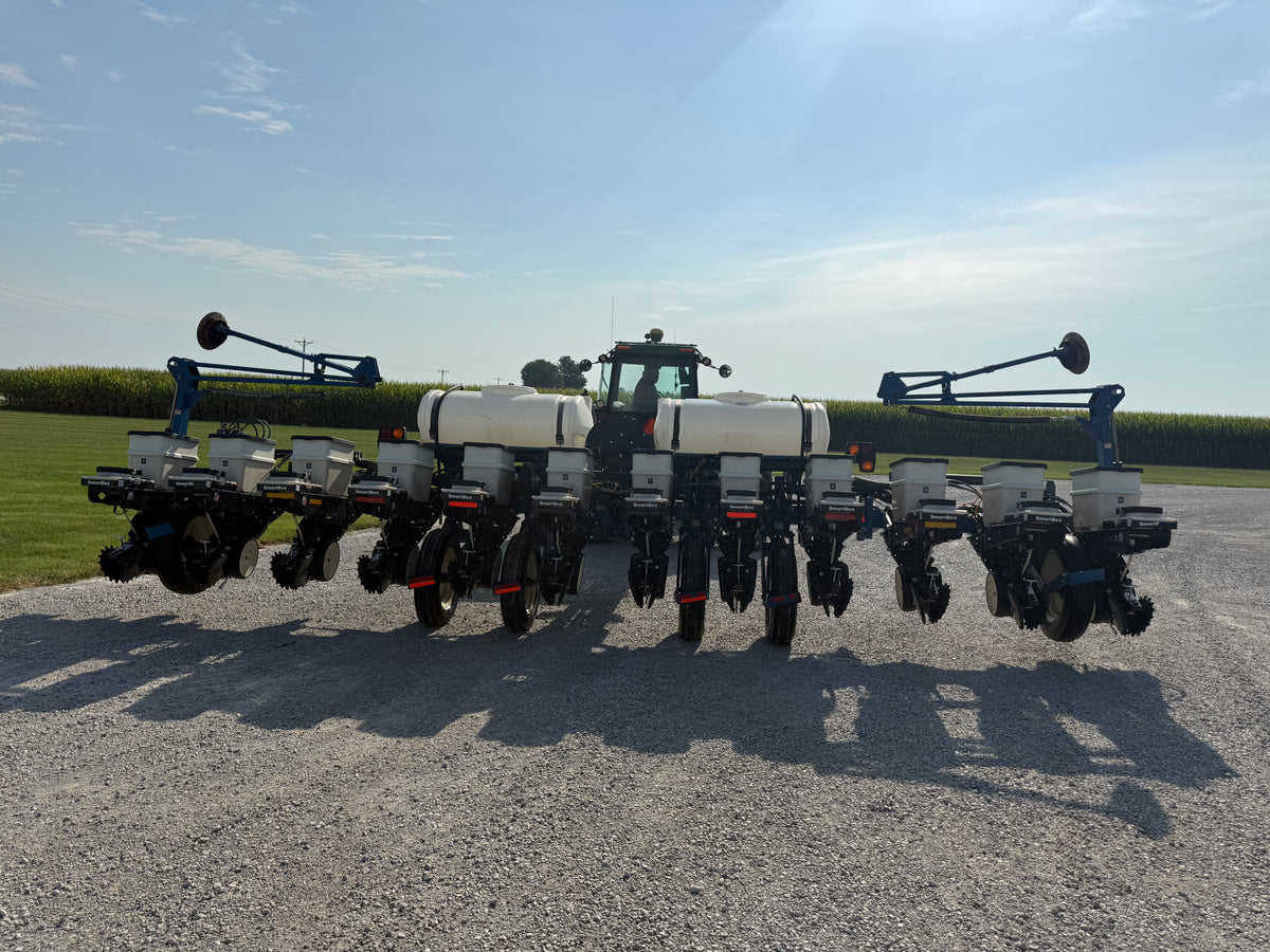 Kinze 3200 Wing Fold 12 Row Planter