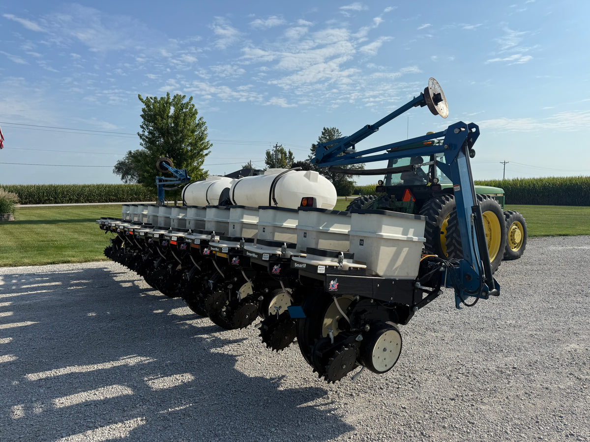 Kinze 3200 Wing Fold 12 Row Planter